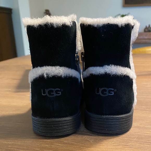 *Last One*New w/box Ugg Suede ankle boots - Picture 3 of 6